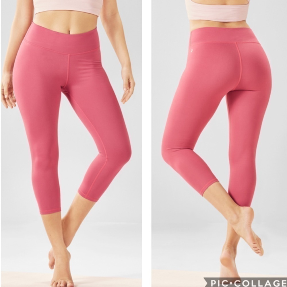 Fabletics Mid-Rise PowerHold Caspia Magenta Capri Leggings Size L.